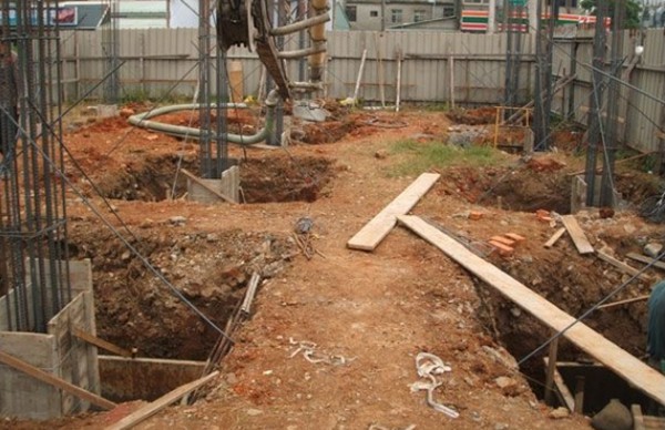 鄉(xiāng)村自建房，挖個坑插點鋼筋就算基礎(chǔ)？老包工頭忍不住笑了(圖2)