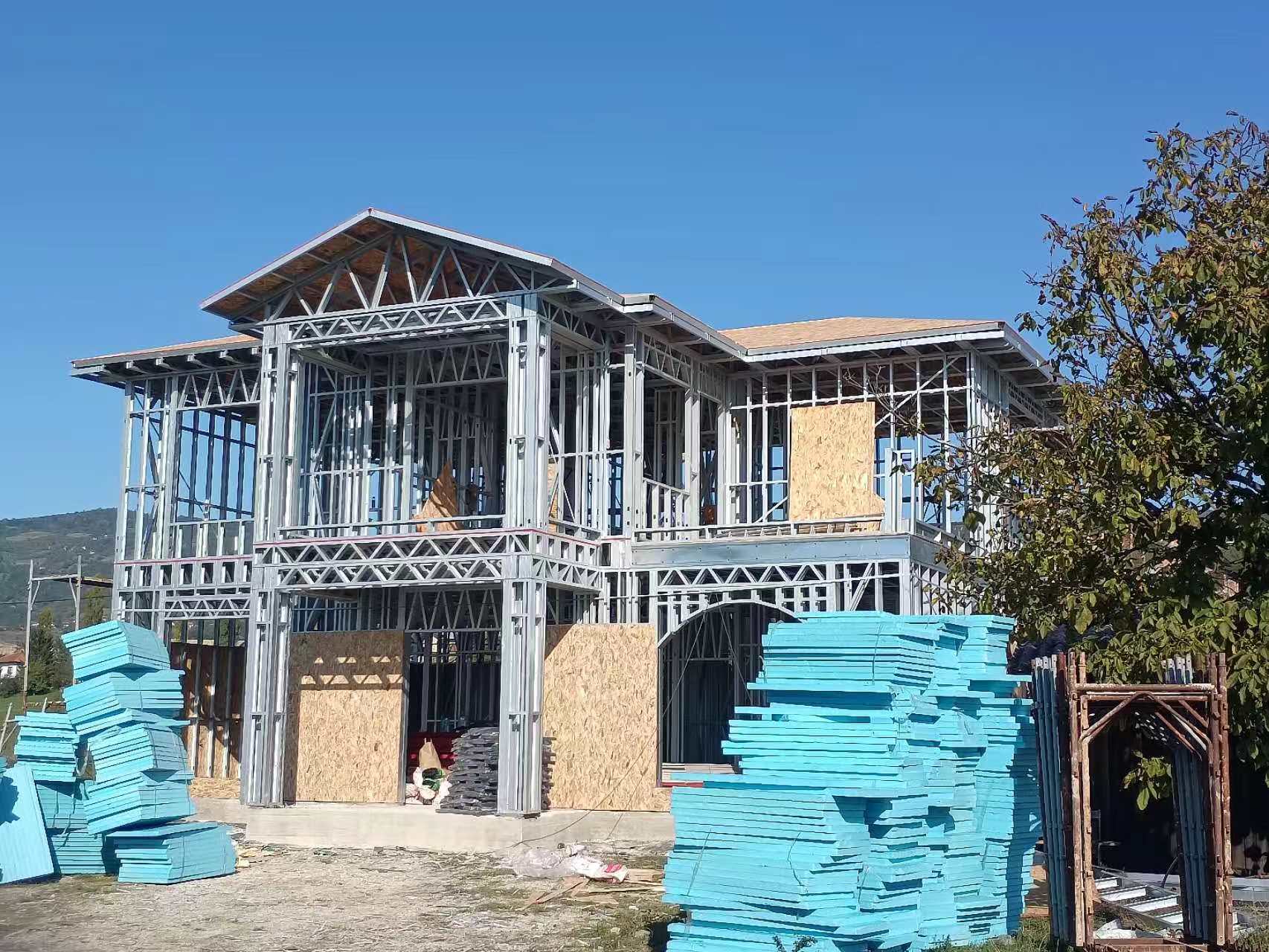 正在使用輕鋼龍骨搭建的輕鋼別墅